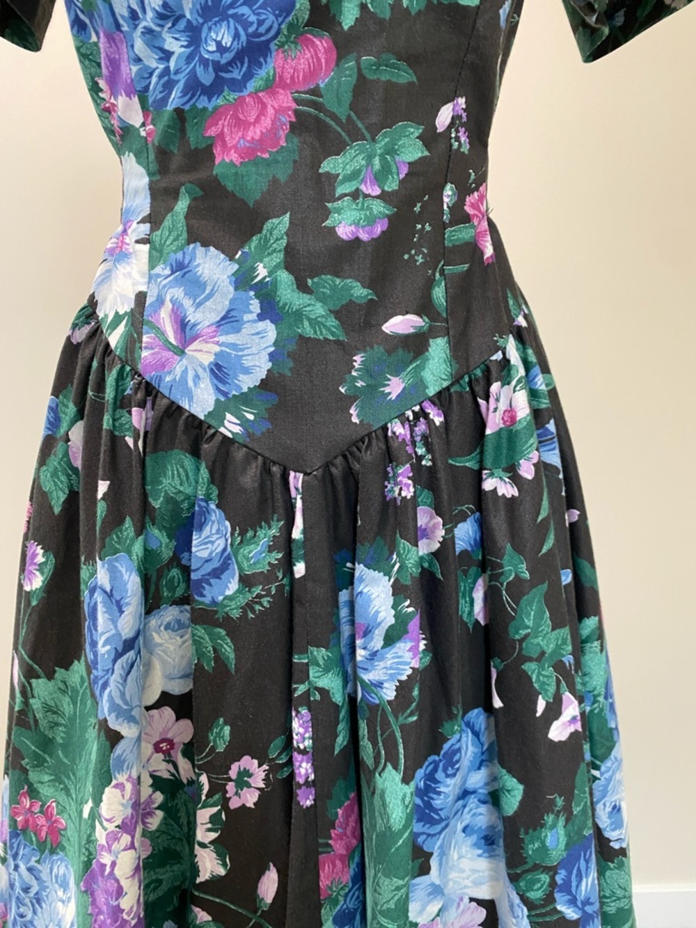 Vintage Expo Black Floral Off-Shoulder Dress with Puffed Sleeves - Picture 2 of 15